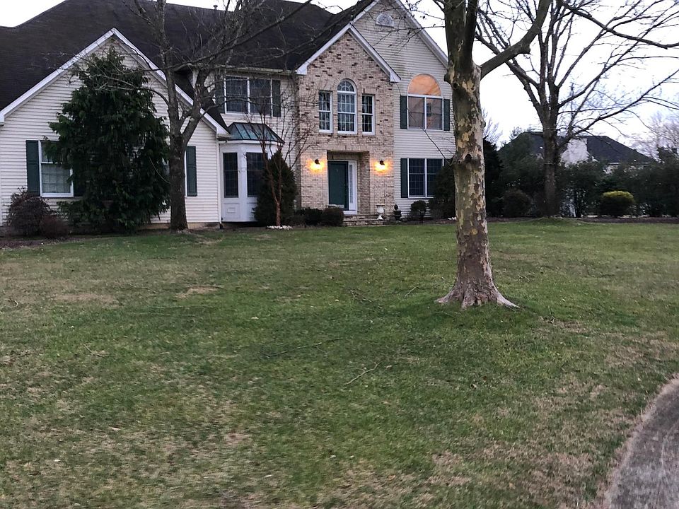 front of the house on cul-de-sac street and acre of land