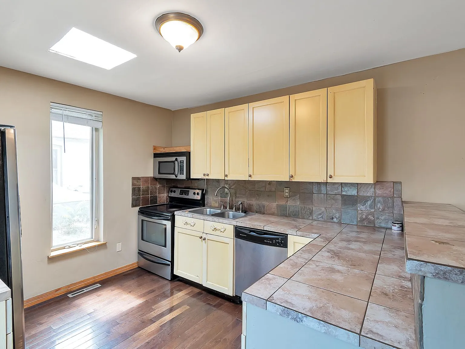 2 bed, 1100 sqft, $1,710 — Photo 3