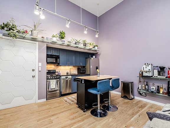 4th image of 1037 W Dickens Ave