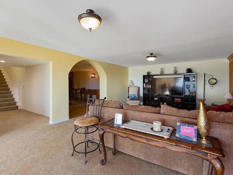 1234 E Tujunga Ave — Photo 43