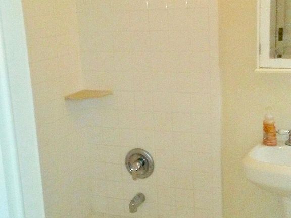 4th image of 429 W Mistletoe Ave APT 202