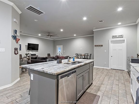 4th image of 3621 Kenyon Dr