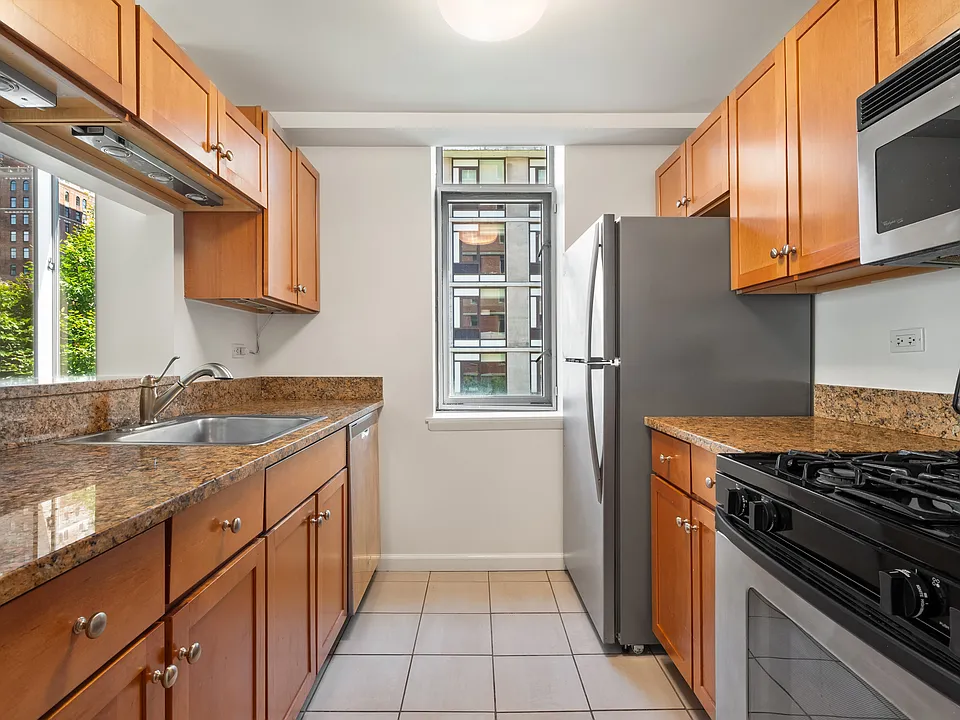 520 W 23rd St #5F