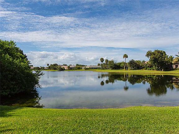 5th image of 1706 Lake Club Ct