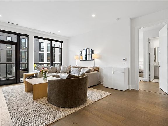 4th image of 1701 W Webster Ave #601