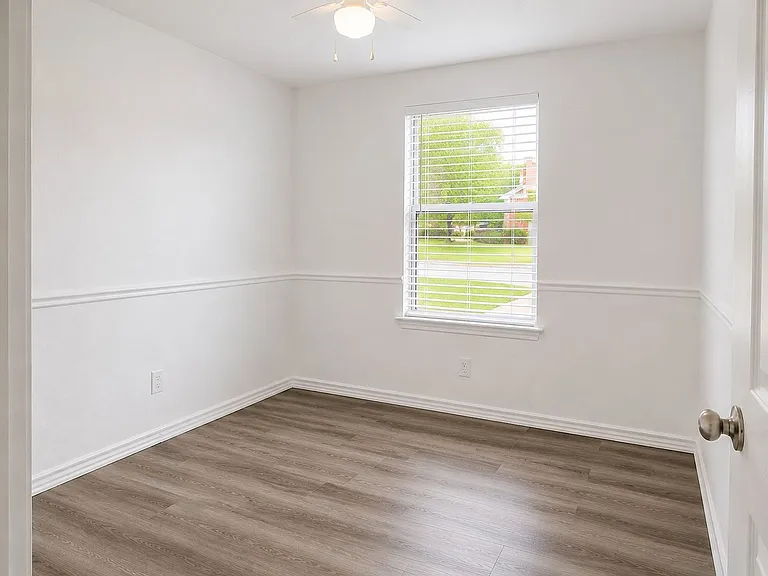 203 W Willow St — Photo 8