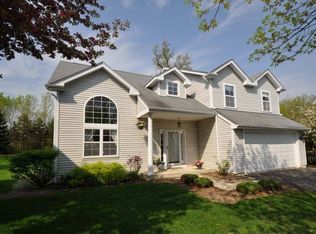 95 N Crooked Lake Ln, Lindenhurst, IL 60046