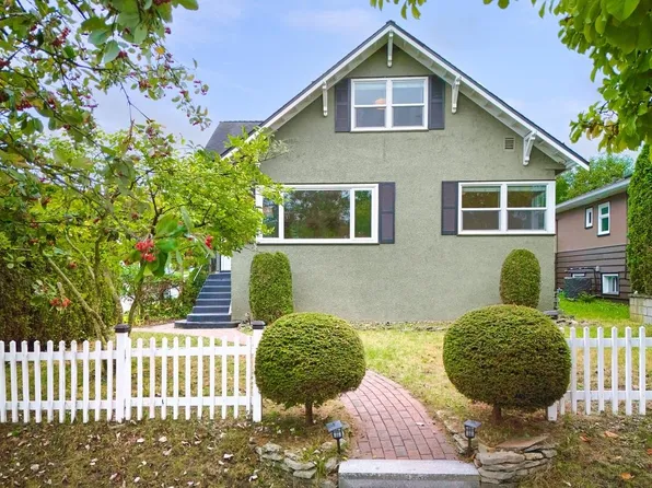 102 Durham St, New Westminster, BC V3L 1X1