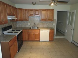 589 Middle Rd APT B, Acushnet, MA 02743