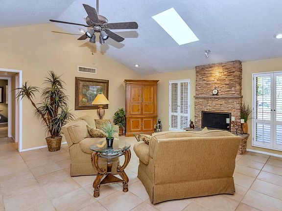 2nd image of 209 W Wood Dr