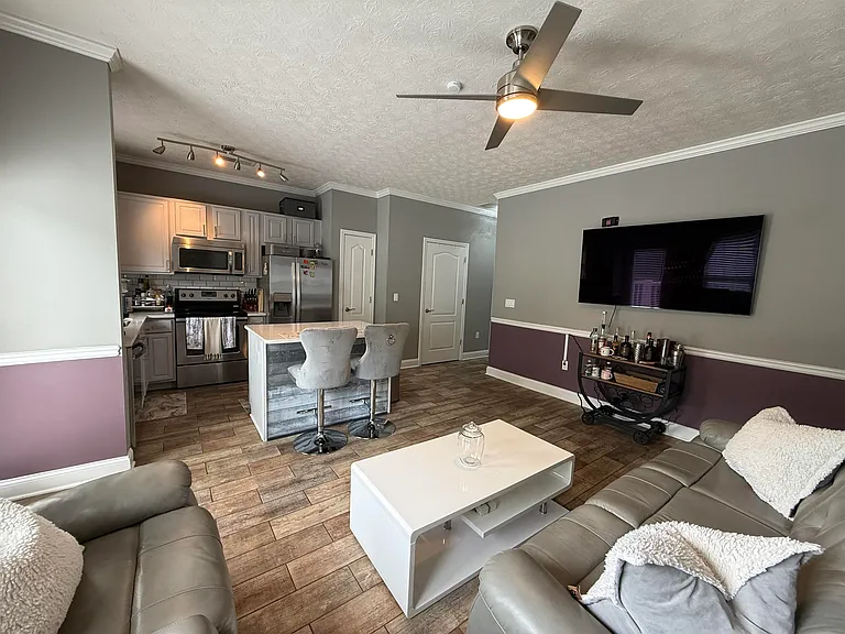 1011 Red Bud St — Photo 2