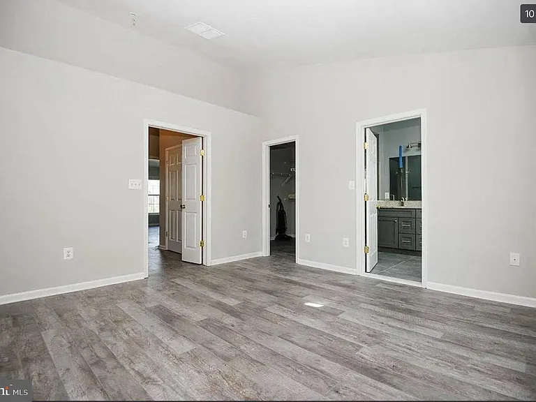 6251 Clara Edward Ter — Photo 10