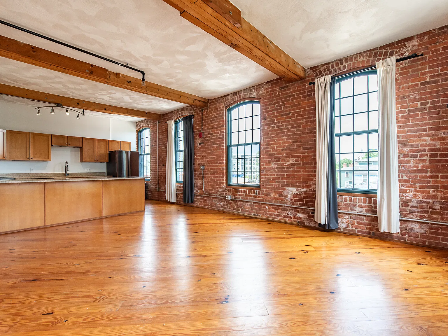 1 bed, 1100 sqft, $2,200 — Photo 4