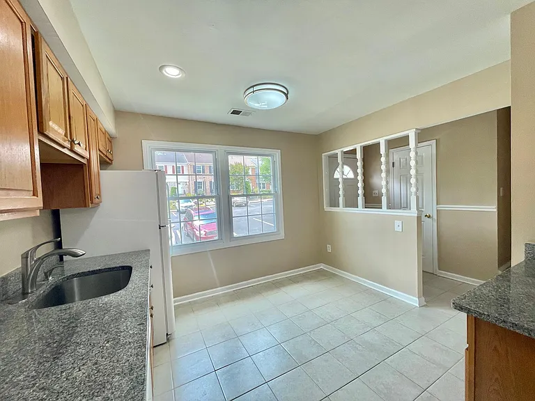 2090 Pilgrim Dr — Photo 3