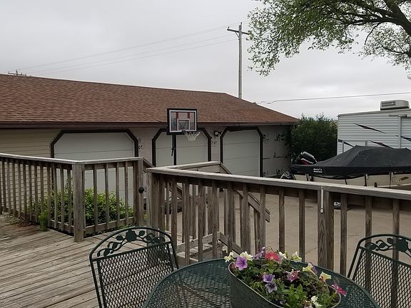 Oversized 3 car garage...