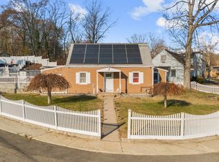 69 Glen Cir, Bridgeport, CT 06610