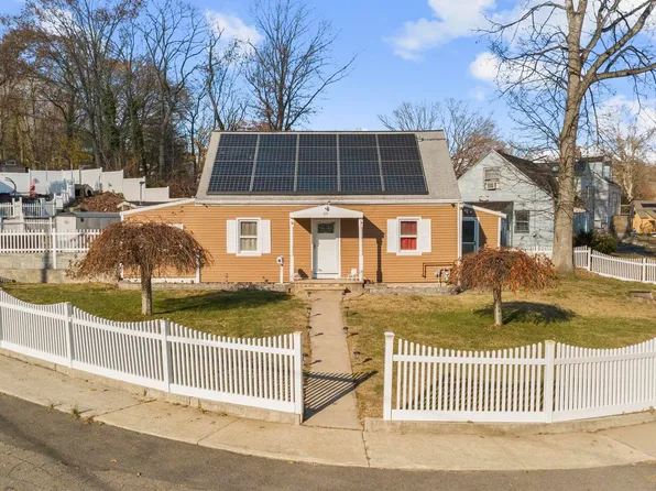 69 Glen Circle, Bridgeport, CT 06610