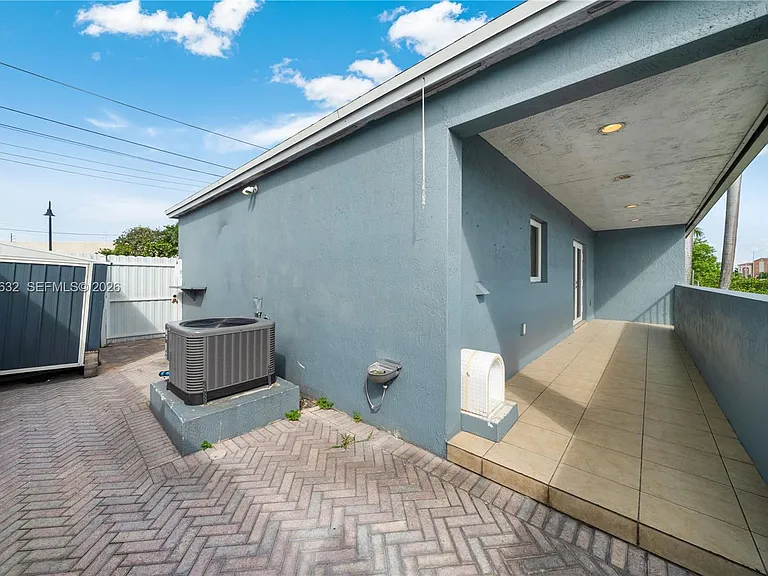 7515 NW South River Dr — Photo 19