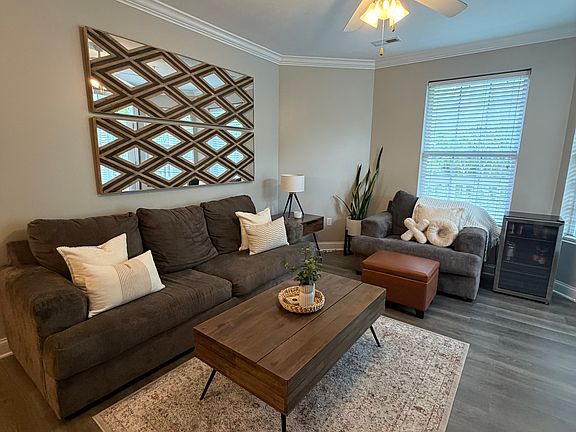 2nd image of 2118 Suncrest Vlg