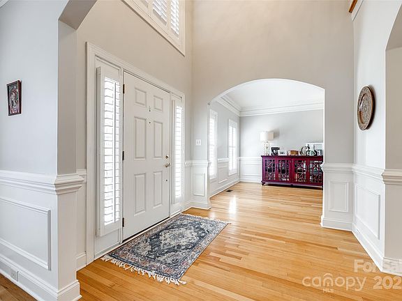 4th image of 711 Brook Creek Ct