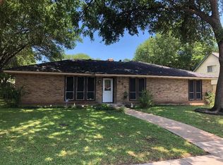 932 Pine Tree Ln, Desoto, TX 75115