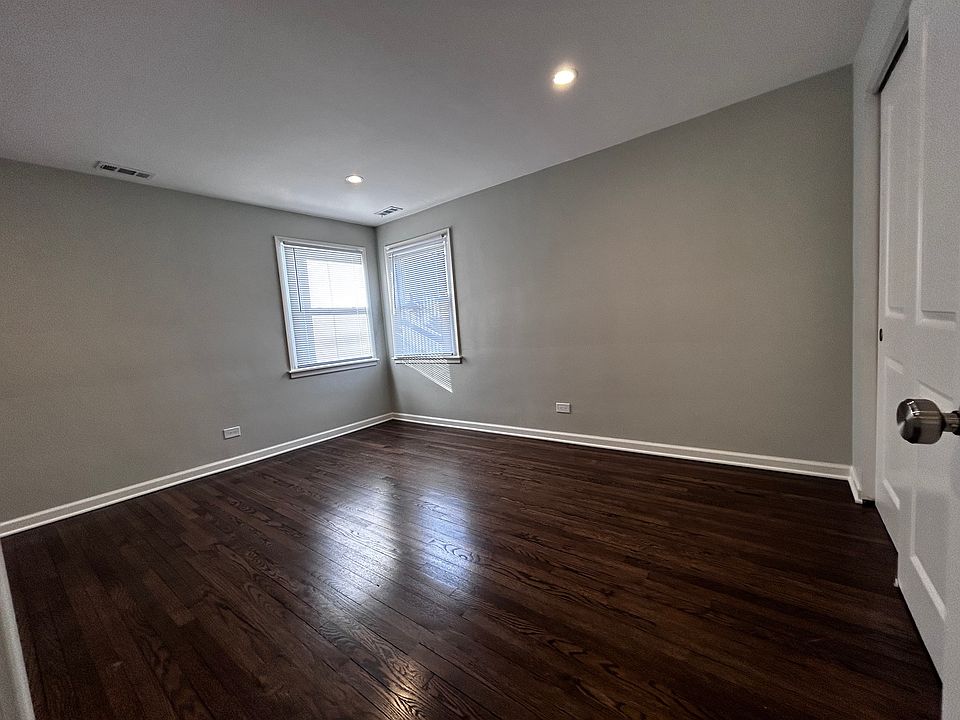 Huge 13x11 bedroom - Ample size for a king-size bed