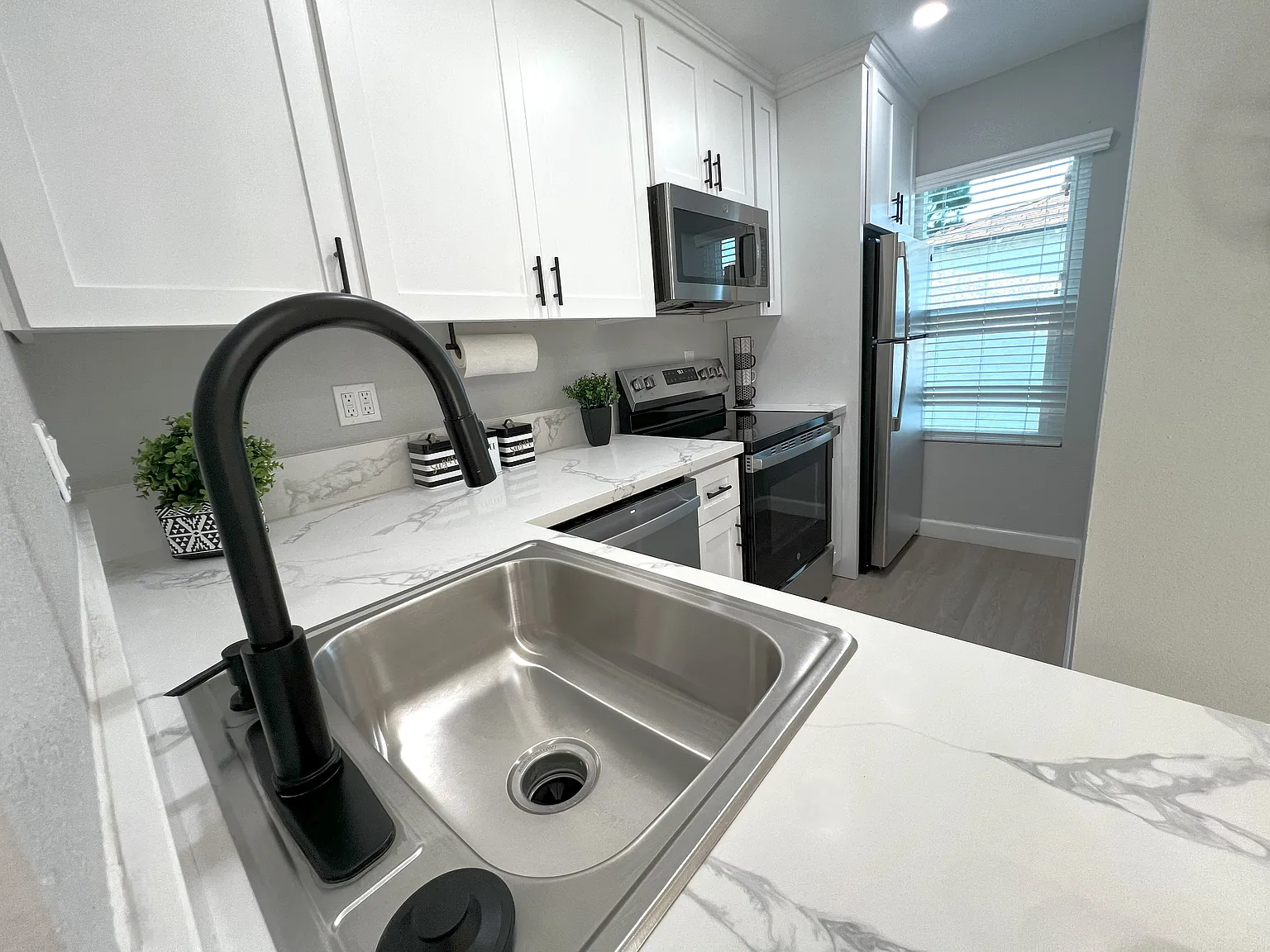 Estrellita Arms Apartments — Photo 2