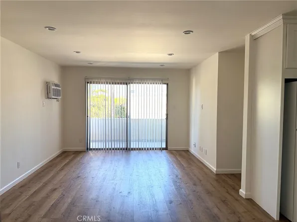 18657 Collins St, Tarzana, CA