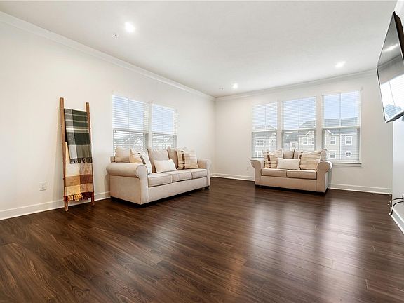4th image of 626 Amarth Ln