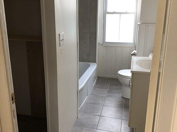 5th image of 823 Hartford Ave #1