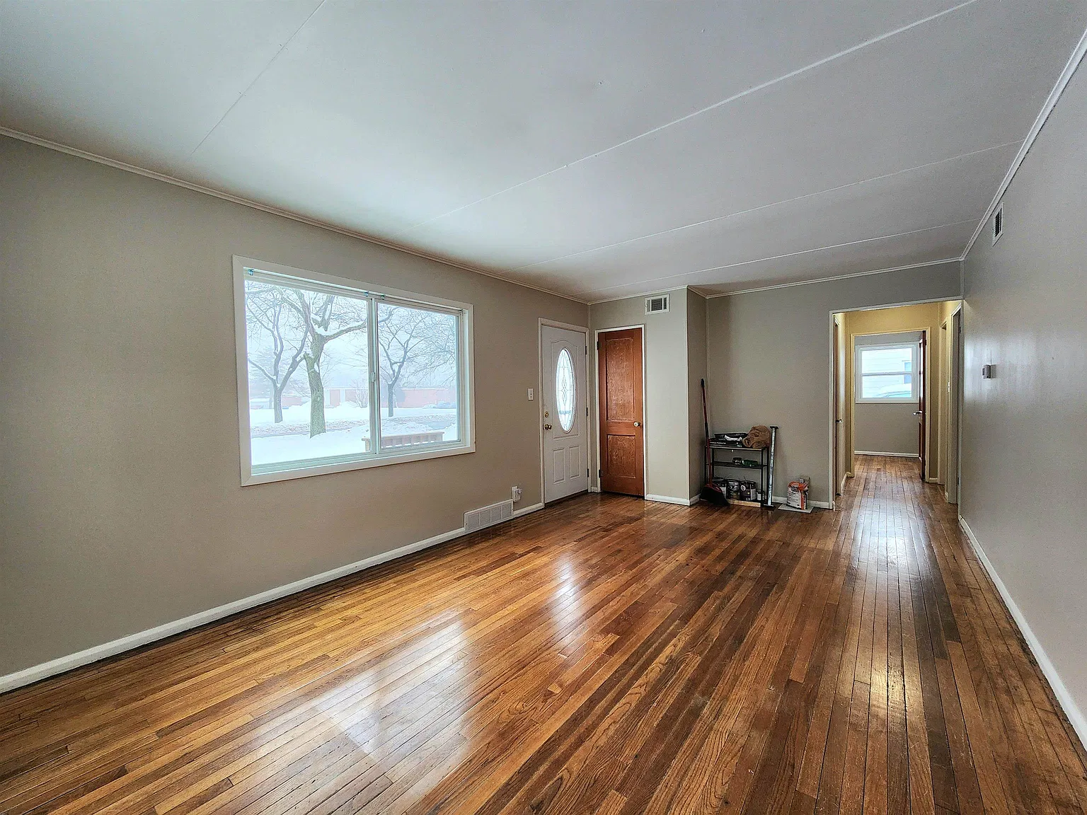 3 bed, 1.0 bath, 864 sqft, $1,450 — Photo 3