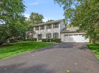 555 Basil Rd, Lake Bluff, IL 60044