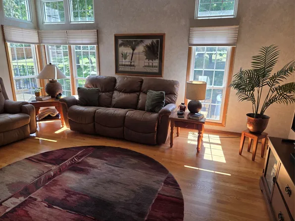 8020 Cobblestone Rd, Urbandale, IA 50322