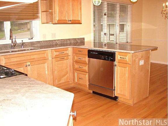 5th image of 625 Emerson Ave