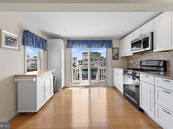 4th image of 65 Myrtle Dr