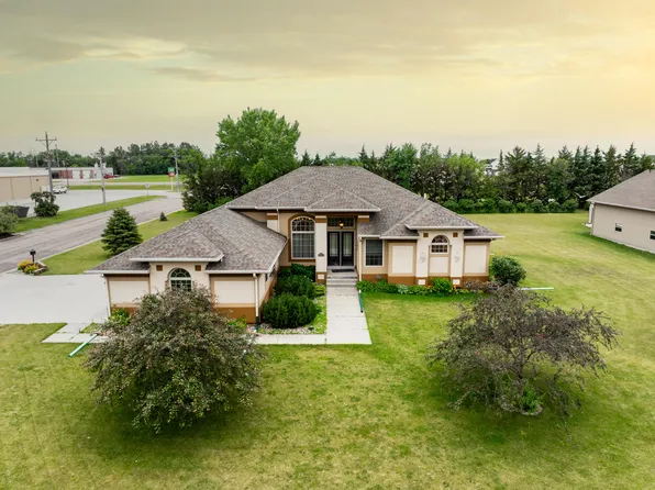 901 Estates Dr, Wagner, SD 57380