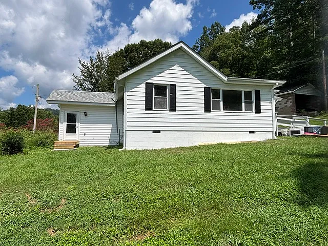 3 bed, 1200 sqft, $1,495 — Photo 1