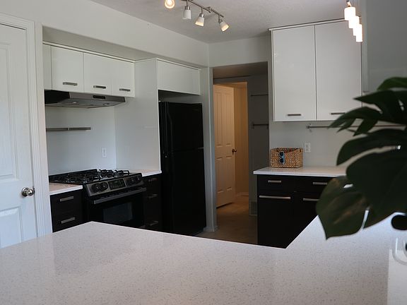3rd image of 209 E Interlochen Ln