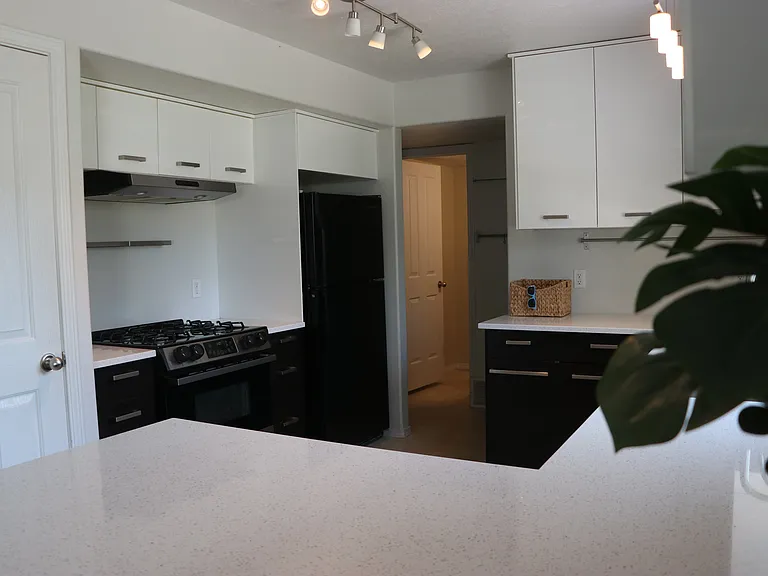 209 E Interlochen Ln — Photo 3