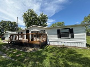 301 S Main St, Iuka, IL 62849