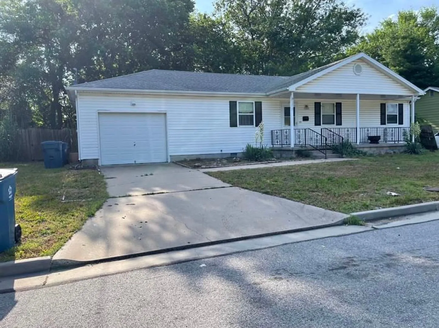 3 Bedroom 2 Bath Home In Joplin-$1200 Rent-$1200 Deposit — Photo 1