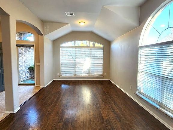 4th image of 13521 Bell Ave