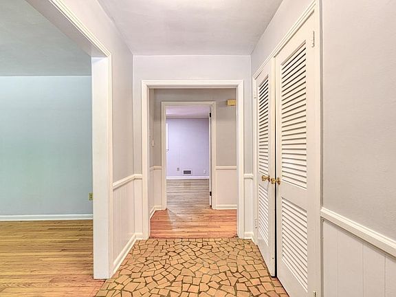 3rd image of 100 Sweetbriar Ct