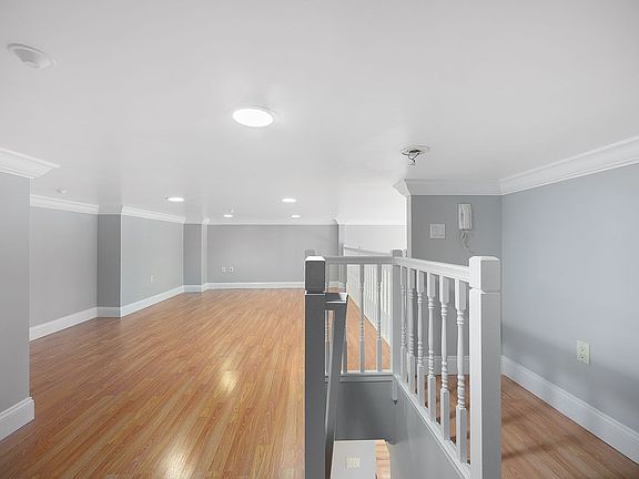 5th image of 216 Calyer St APT 3A