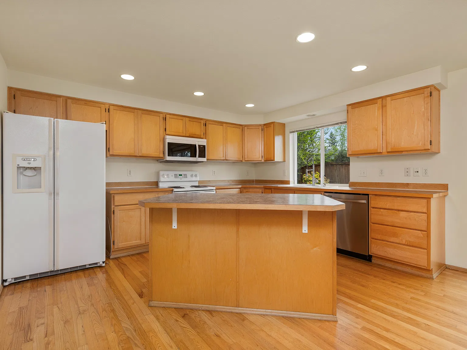 4 bed, 1984 sqft, $3,395 — Photo 2