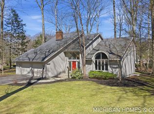 221 Foxdown Rd, Holland, MI 49424