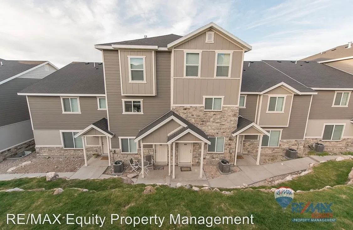 3 bed, 2.5 bath, 1772 sqft, $1,900 — Photo 1