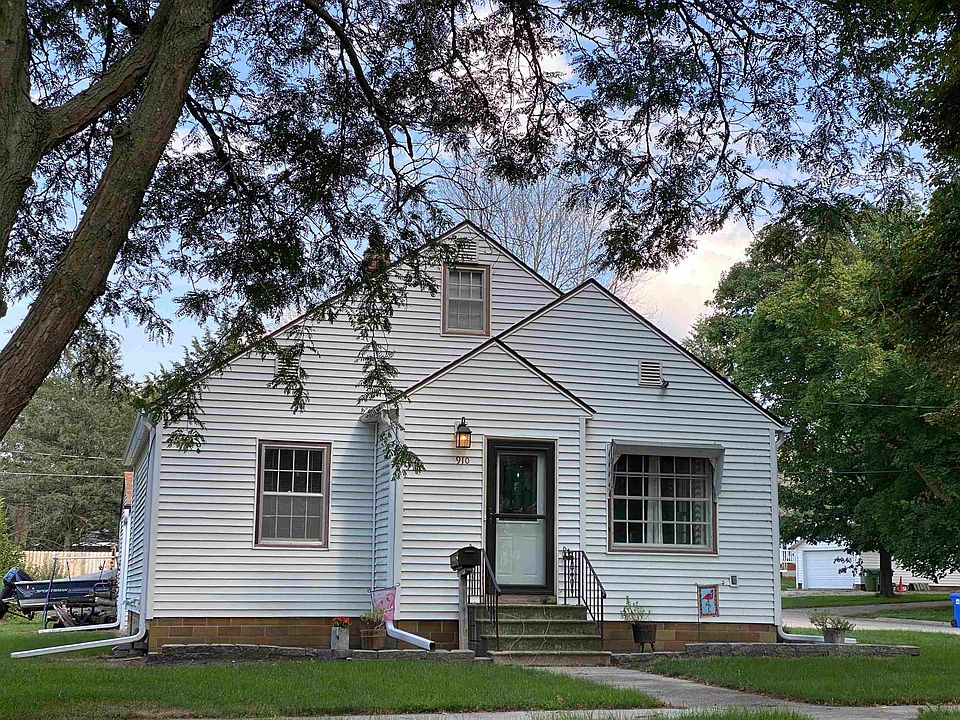 1st image of 910 Cedar St