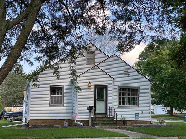910 Cedar St, Charles City, IA 50616