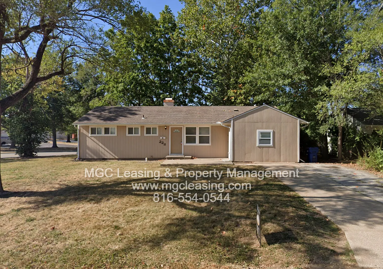 Charming Corner Lot Home for Rent in Lee's Summit — Photo 1